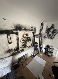 L'atelier de Noé à Lille, une chambre aux murs couverts de peintures à l'encre